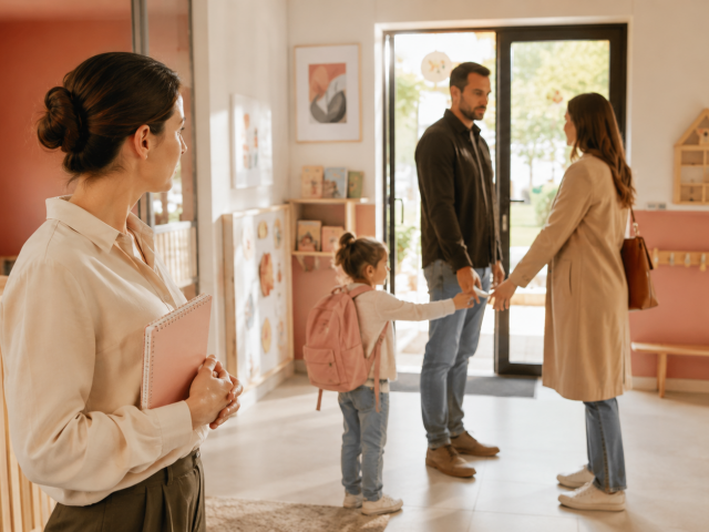 Parents séparés en crèche : faut-il vraiment doubler chaque transmission ?